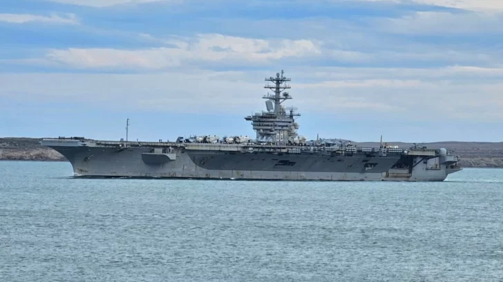 El USS Nimitz navega el Mar Argentino