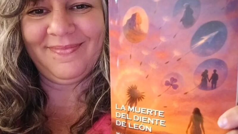 María Cristina Schmied presenta su libro en la Feria Internacional del Libro.