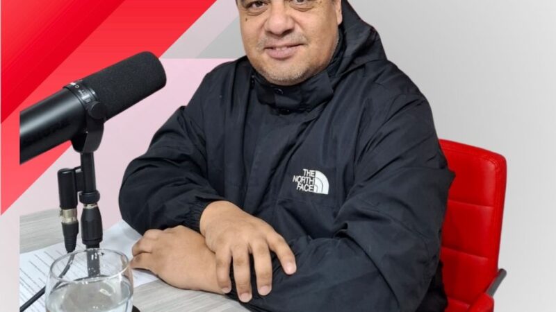 Roberto «Tito» Velásquez repasa noticias del Boxing Club.