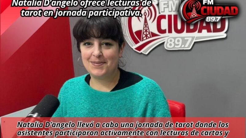 Natalia D’angelo ofrece lecturas de tarot en jornada participativa.