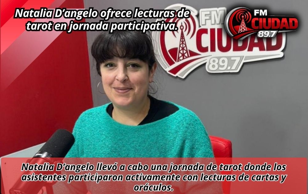Natalia D’angelo ofrece lecturas de tarot en jornada participativa.